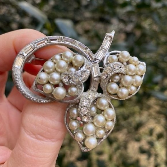 Vintage Jewelry - VTG TOP Designer Rhinestone Pearl BROOCH